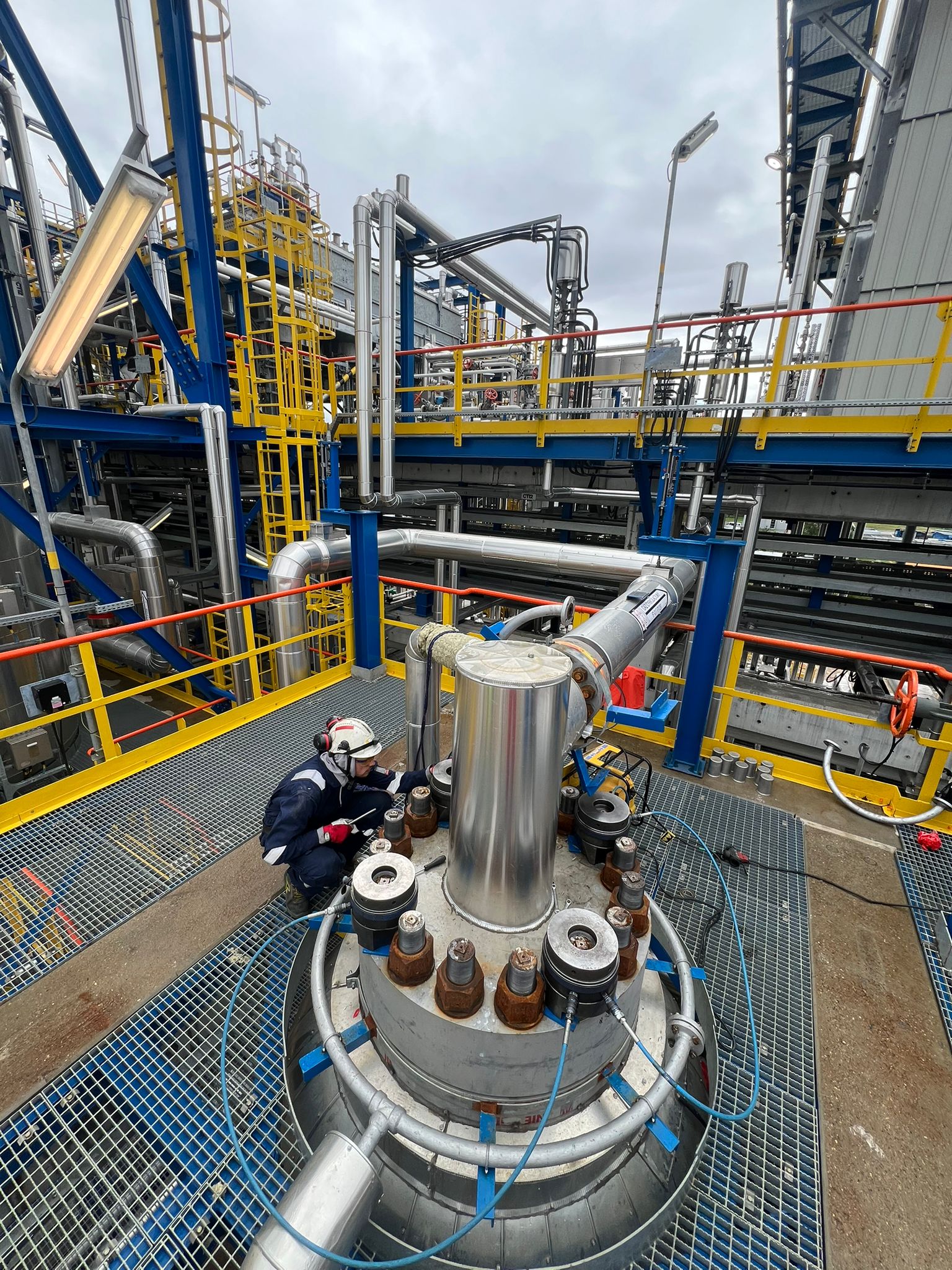 Hydraulischer Spannzylinder an einem Stutzen einer Prozessanlage während der Inbetriebnahme