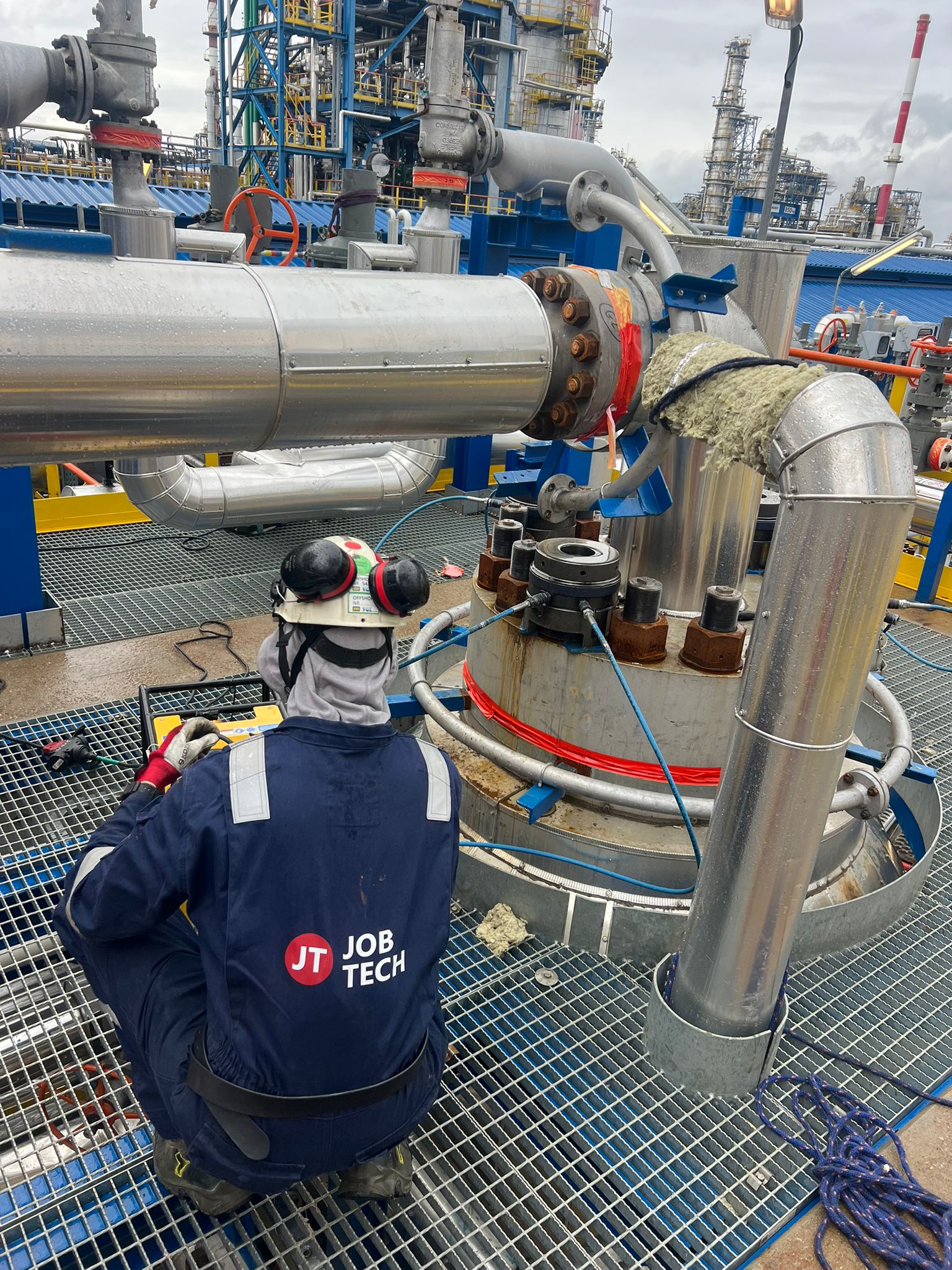 JobTech technician performing hydraulic bolt tensioning on an industrial installation